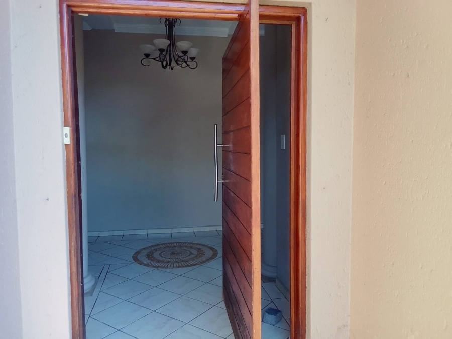 To Let 4 Bedroom Property for Rent in Safari Gardens North West